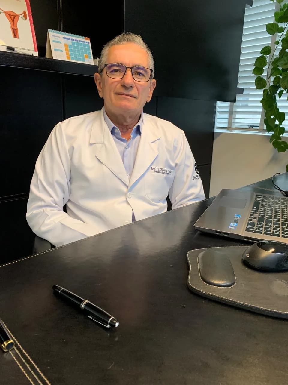 Dr. Gilberto da Costa Freitas no seu consultório, em São Paulo